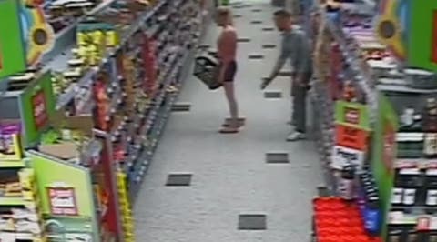 VÍDEO homem é flagrado fotografando mulher em supermercado imagem foto