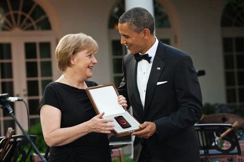 Der Postillon Barack Obama Schenkt Angela Merkel Zum 60