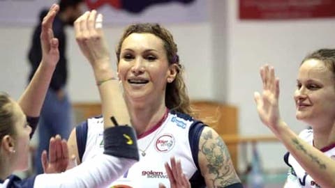 Pe El Il Cheamă Tiffany Dar Joacă In Echipa De Fete Toate
