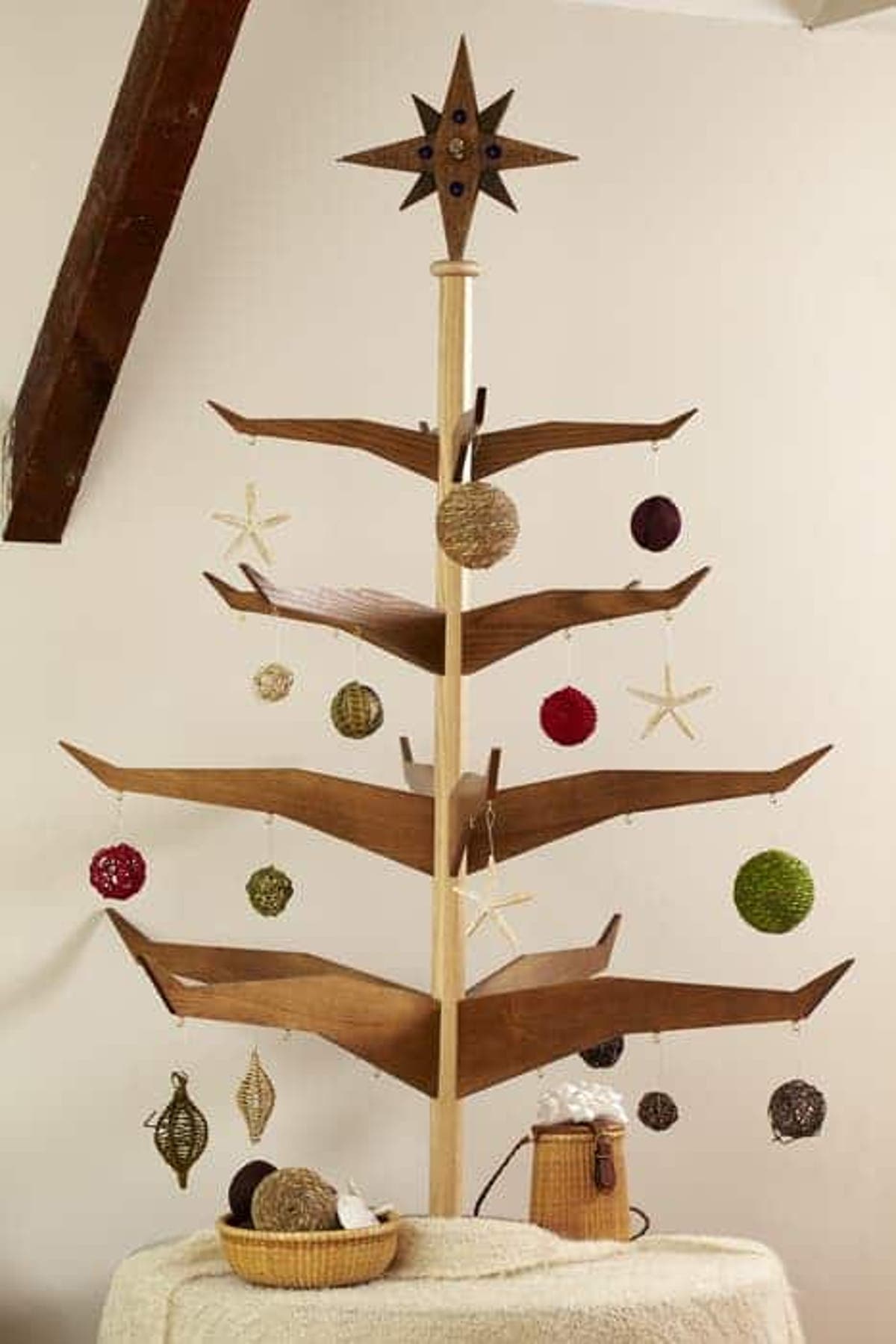 Wooden Alternatives To Green Up Your Christmas Tree
