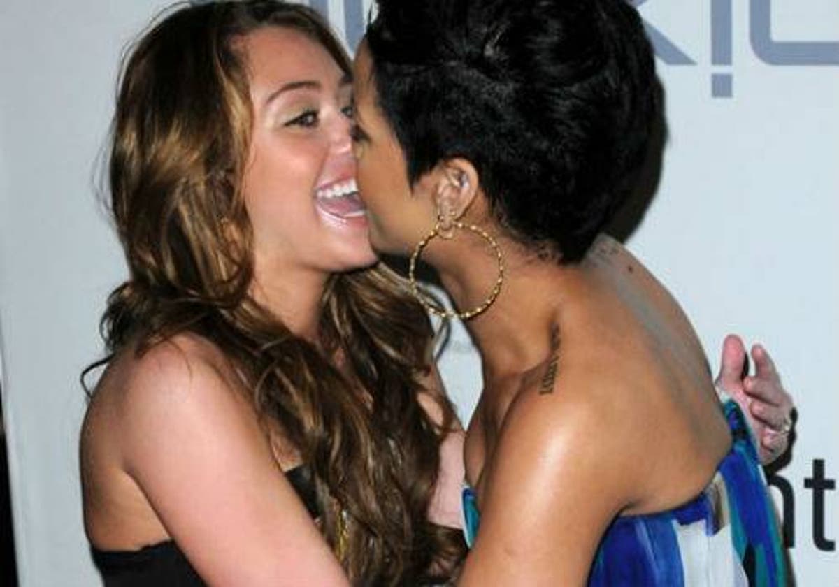 15 momentos de Rihanna que nos descontrolaron el gaydar - Hay una lesbiana  en mi sopa