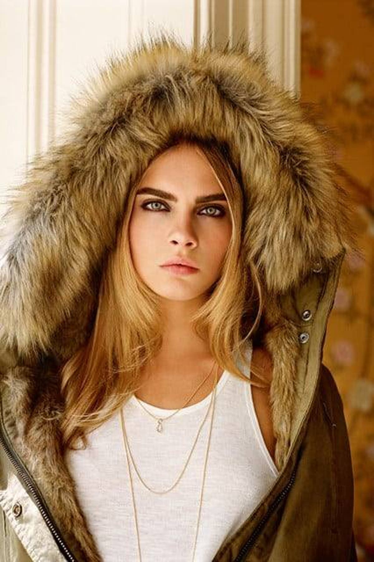 Cara Delevingne aullando desnuda a la luz de la luna - Hay una lesbiana en  mi sopa