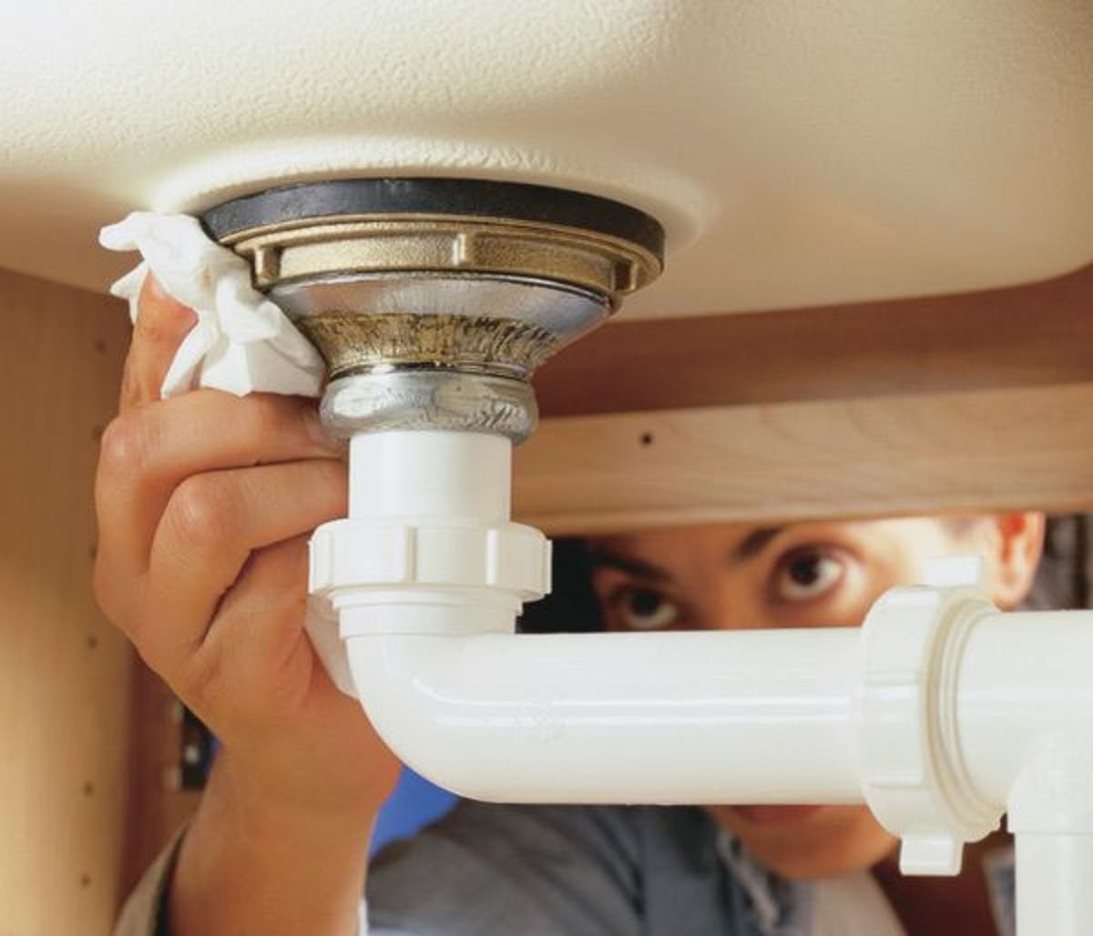 A Quick Guide To Checking For Leaks Under Your Sink - Green Living