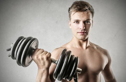 formas de hacer biceps con mancuernas