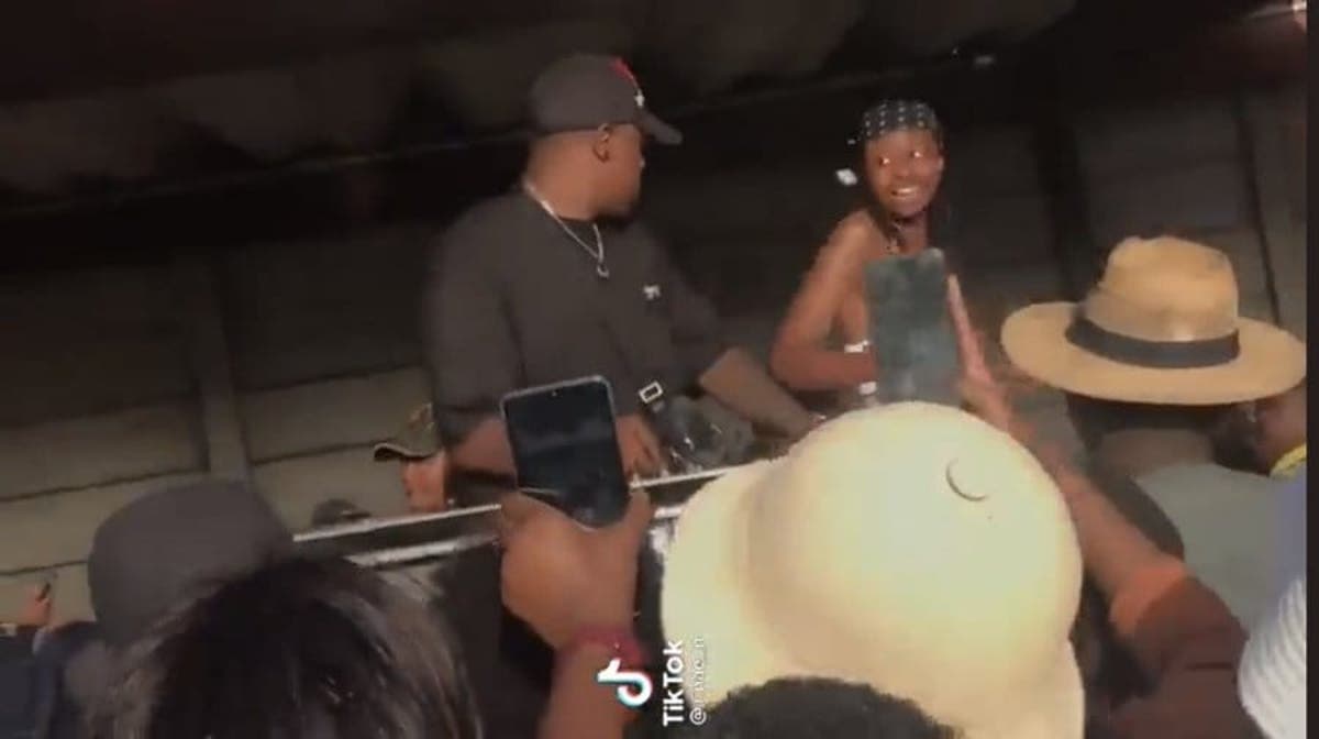 Aug 27, 2021 · with mr jazziq, kabza de small, lady du, boohle, mpura mpura, killer kau director: Mzansi Slam Mr Jazziq For Chasing Female Fan Off Stage Video News365 Co Za