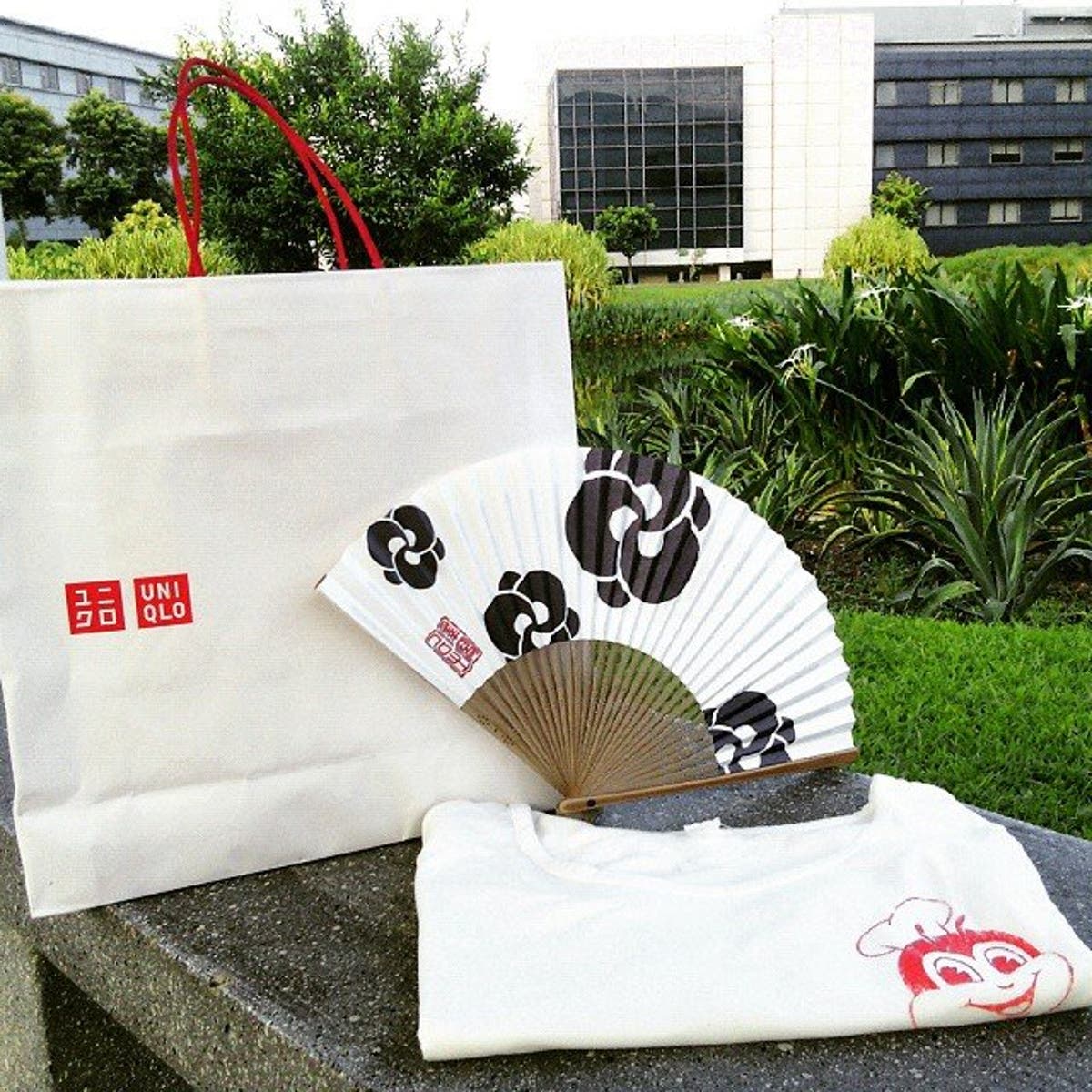 Uniqlo Releases Jollibee T Shirt Line For Southeast Asia Starmometer Uniqlo Releases Jollibee T Shirt Line For Southeast Asia Starmometer