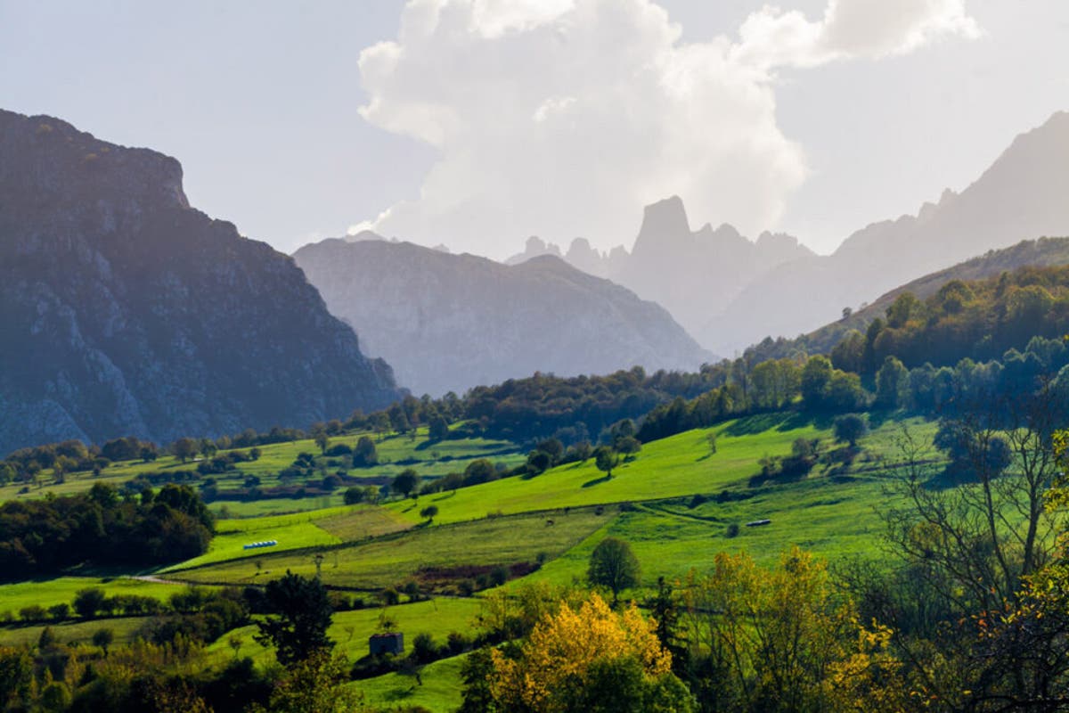 Deze groene weide heeft een doorsnede van één kilometer en ligt op een hoogte van maar liefst 2.000 meter. Ruta Por Picos De Europa Pueblos Lugares Y Paisajes Que Debes Visitar