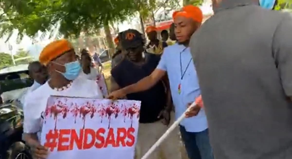 #EndSARS Protesters Storm Police Headquarters In Abuja #EndSARS Protesters Storm Police Headquarters In Abuja