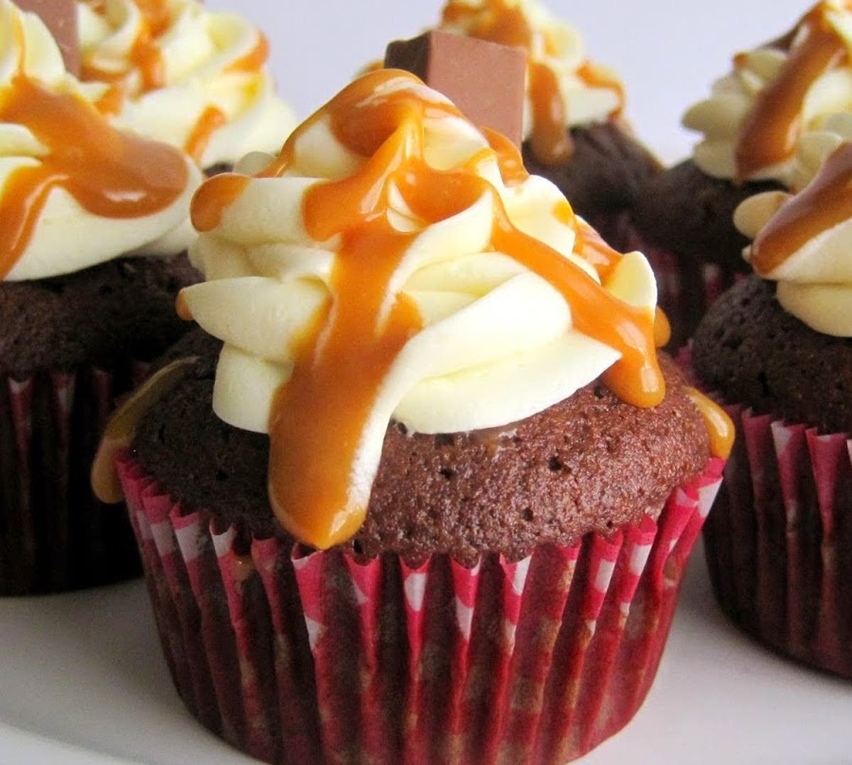 Cupcakes de chocolate rellenos con dulce de leche · Recetas Fáciles