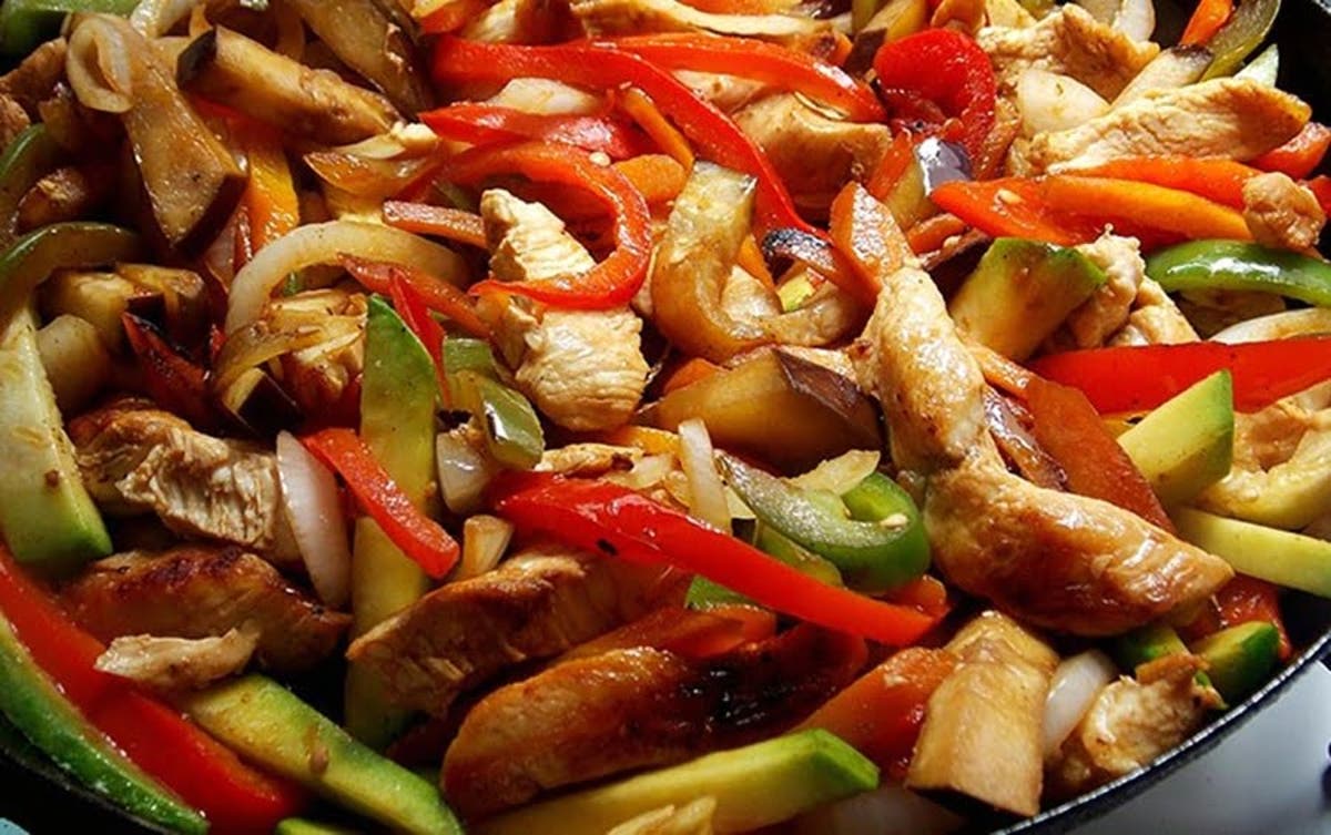 Salteado de pollo con verduras estilo oriental · Recetas Fáciles
