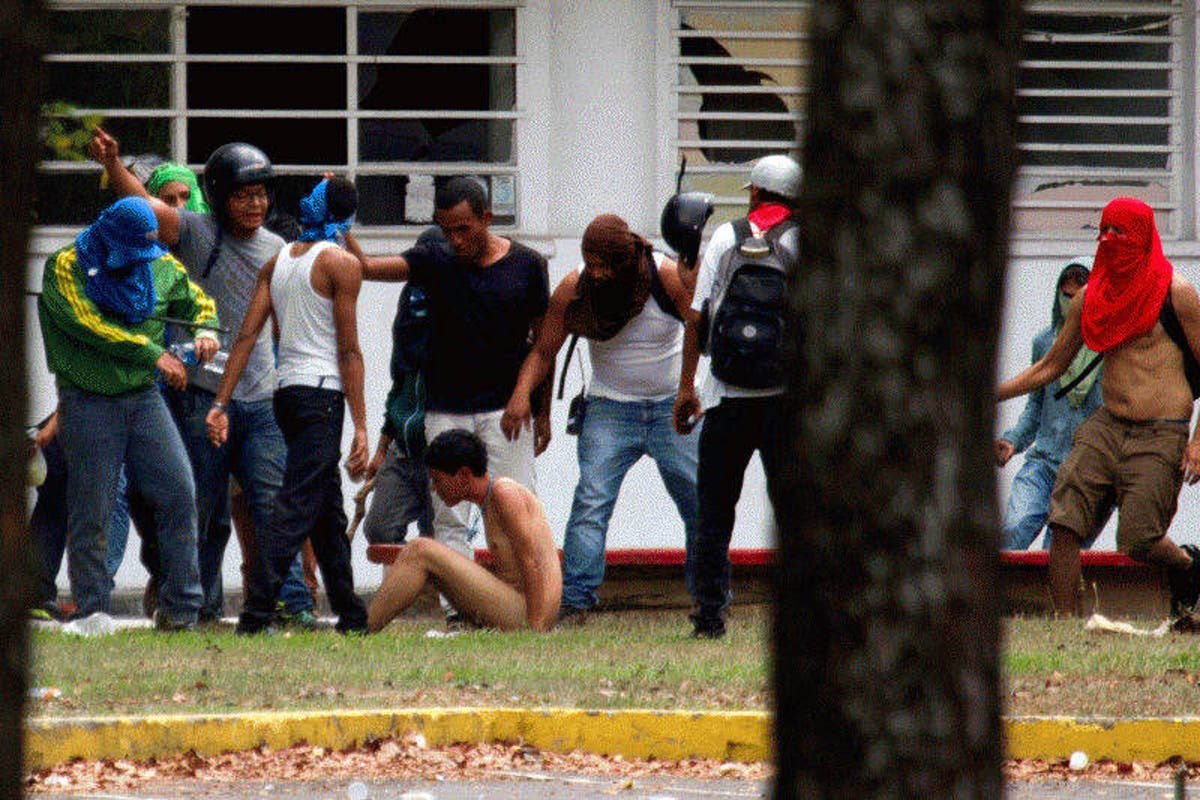 DESASTRE! Práctica del desnudo como tortura aplicada en la UCV es común de  pranes en la cárcel