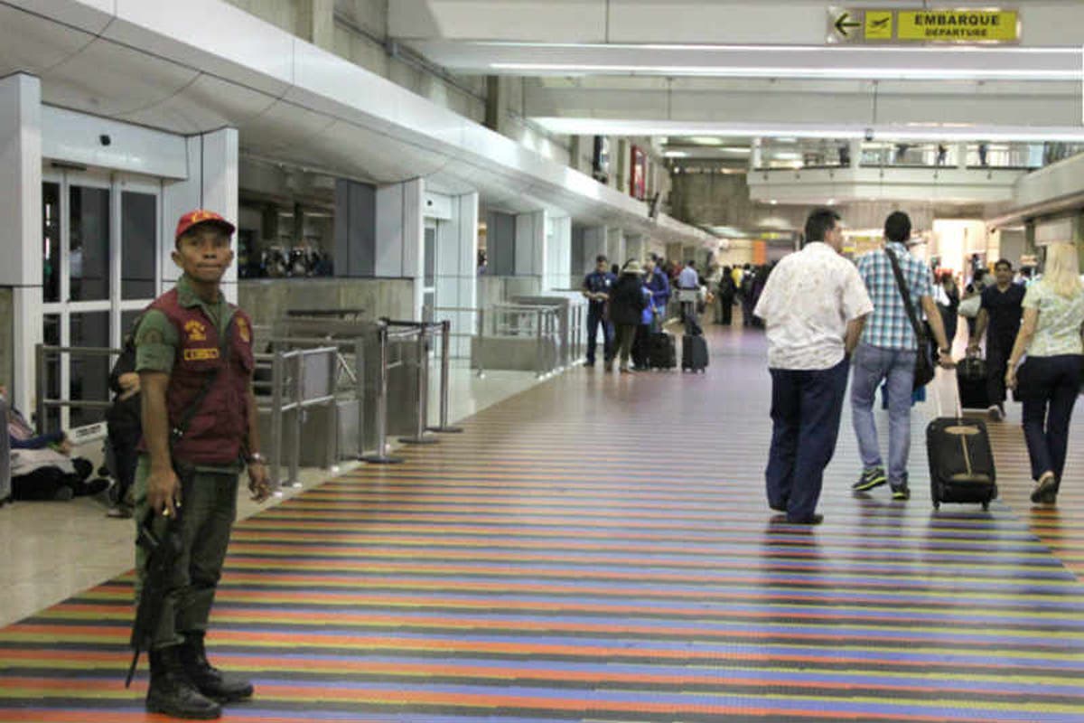 VÉALO! Mujer se desnudó en pleno aeropuerto de Maiquetía (+Video)