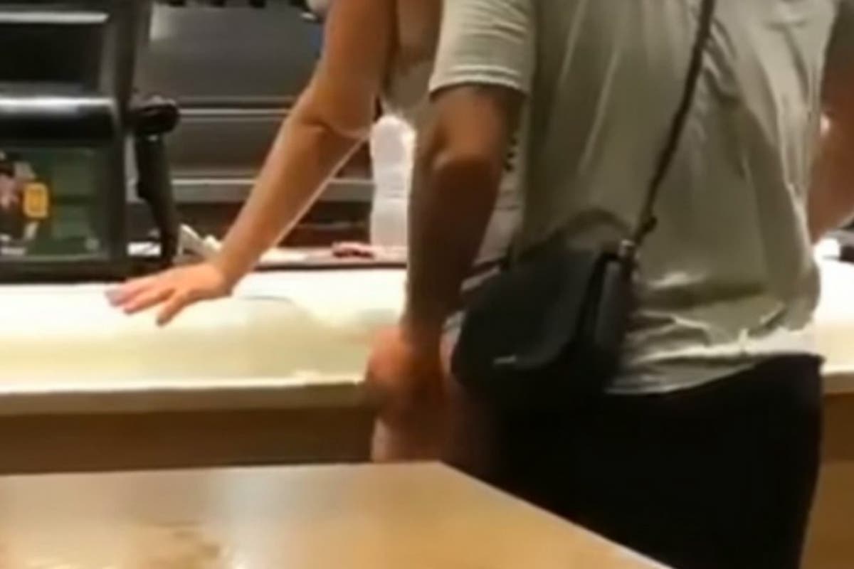 EXHIBICIONISTAS! Los pillaron en pleno acto sexual en el mostrador de un  restaurante (+Video)