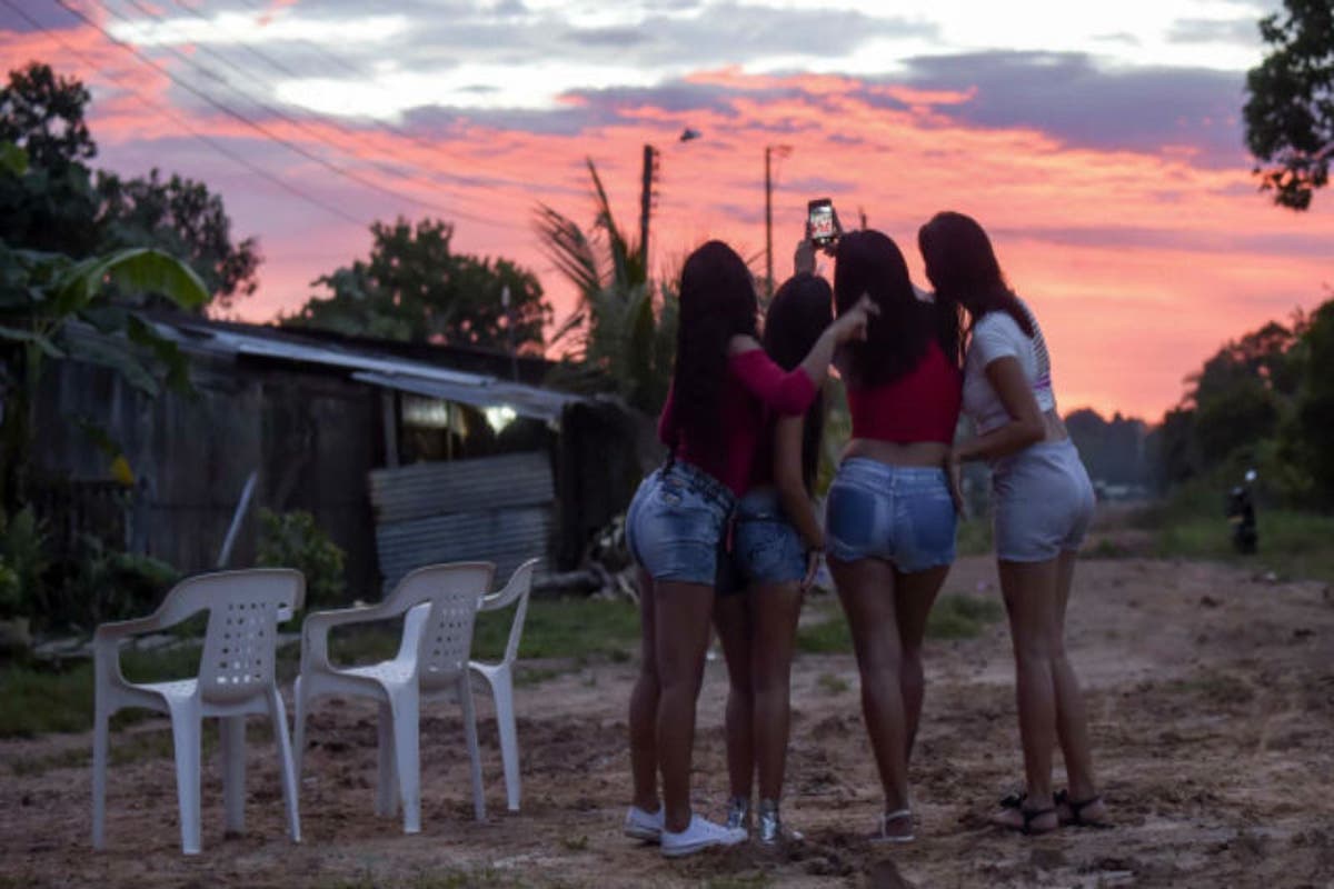 LAMENTABLE! Jóvenes venezolanas ofrecen sexo exclusivo a empresarios chinos  en la frontera con Brasil para poder sobrevivir