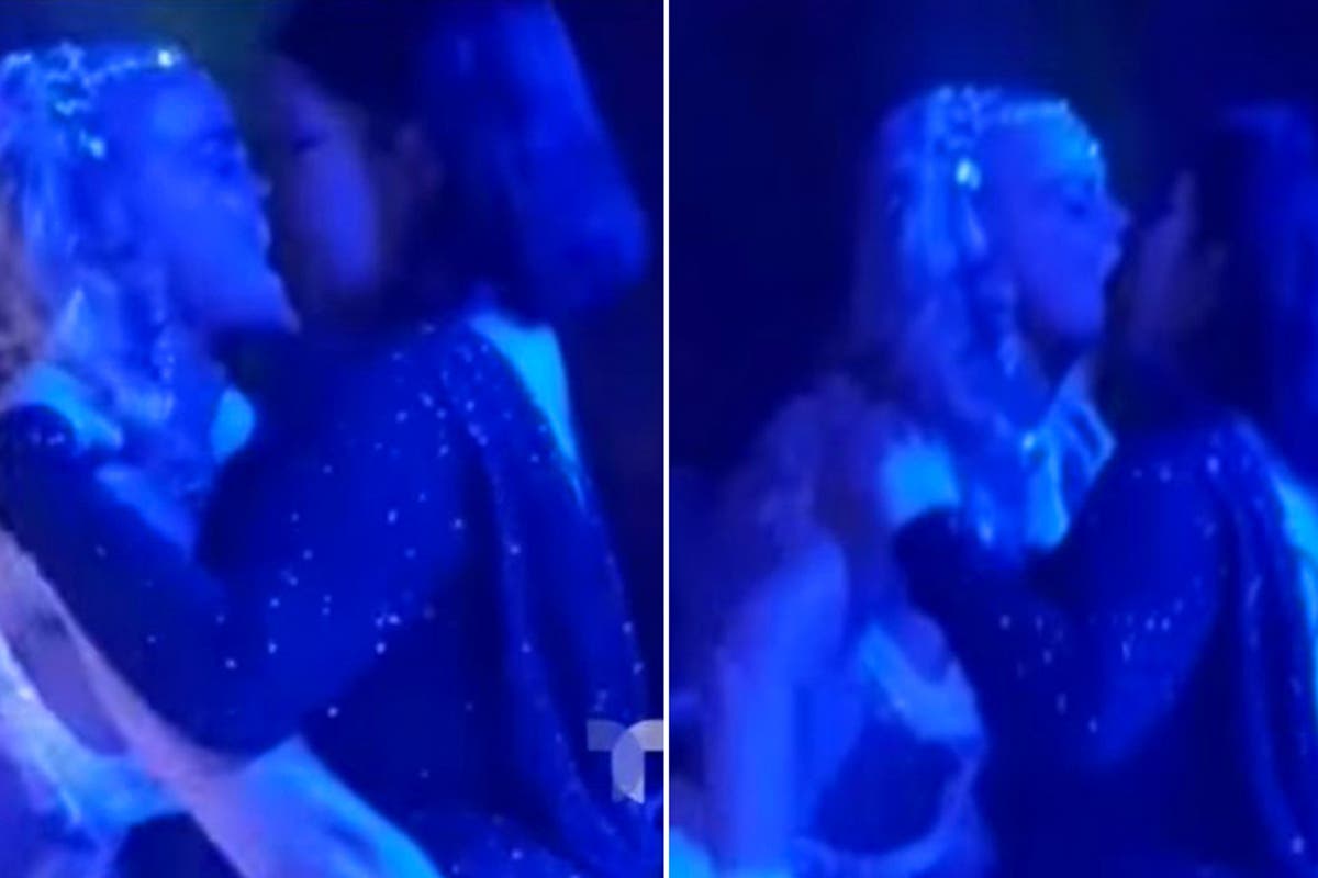 CANDELA! Actriz Niurka Marcos se comió a besos a una fanática que se subió  a la tarima en un show (+Video +Lengua y demás)