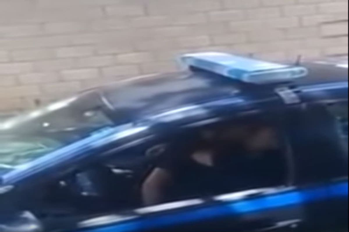 QUÉ FUERTE! Captaron a 2 policías manoseándose en su patrulla (+Video hot)