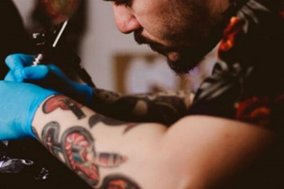 QUÉ FUERTE! “Propiedad de Karen”: Una mujer obligó a su novio a tatuarse  esta frase en el pene