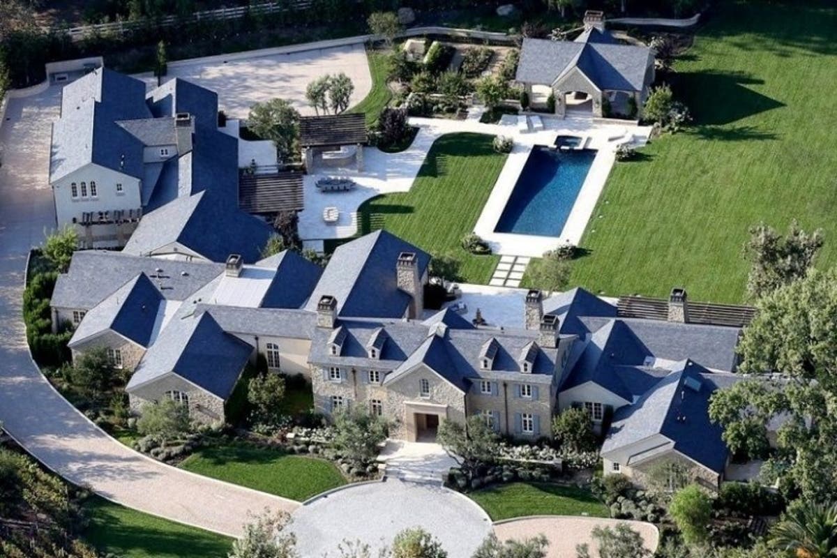 QUÉ SUFRIMIENTO! Desde Kim Kardashian hasta JLo: estas son las lujosas  mansiones donde las estrellas pasan sus cuarentenas (+Fotos), image size:1200x800