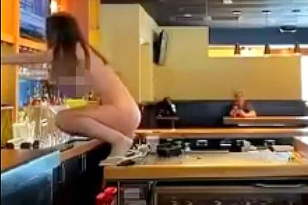 DESCONTROLADA! Mujer desnuda causó destrozos en un bar de Florida: tuvieron  que paralizarla con un teaser (+Imágenes)