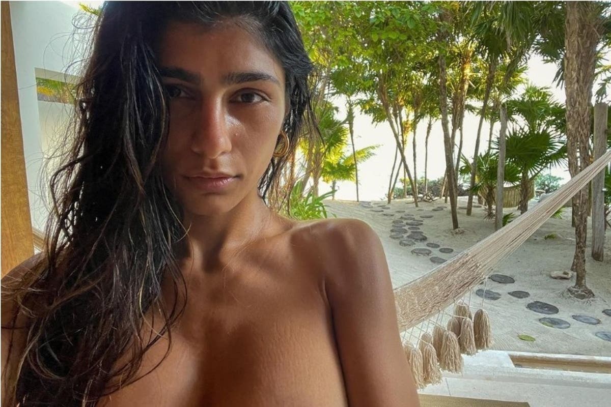 VEA! La exestrella porno Mia Khalifa mostró sus senos cubiertos por un  micro bikini en un video en el que baila una canción de su novio Jhay Cortez