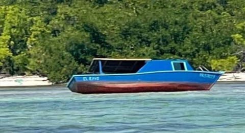 Los cubanos intentar llegar a Estados Unidos para escapar de su país en balsas precarias.