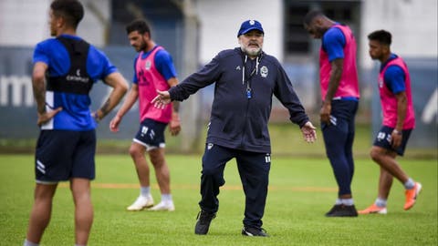 Renuncia Lagrimas En El Vestuario Y Pedido De Los Jugadores Maradona Se Queda O Se Va De Gimnasia Tyc Sports