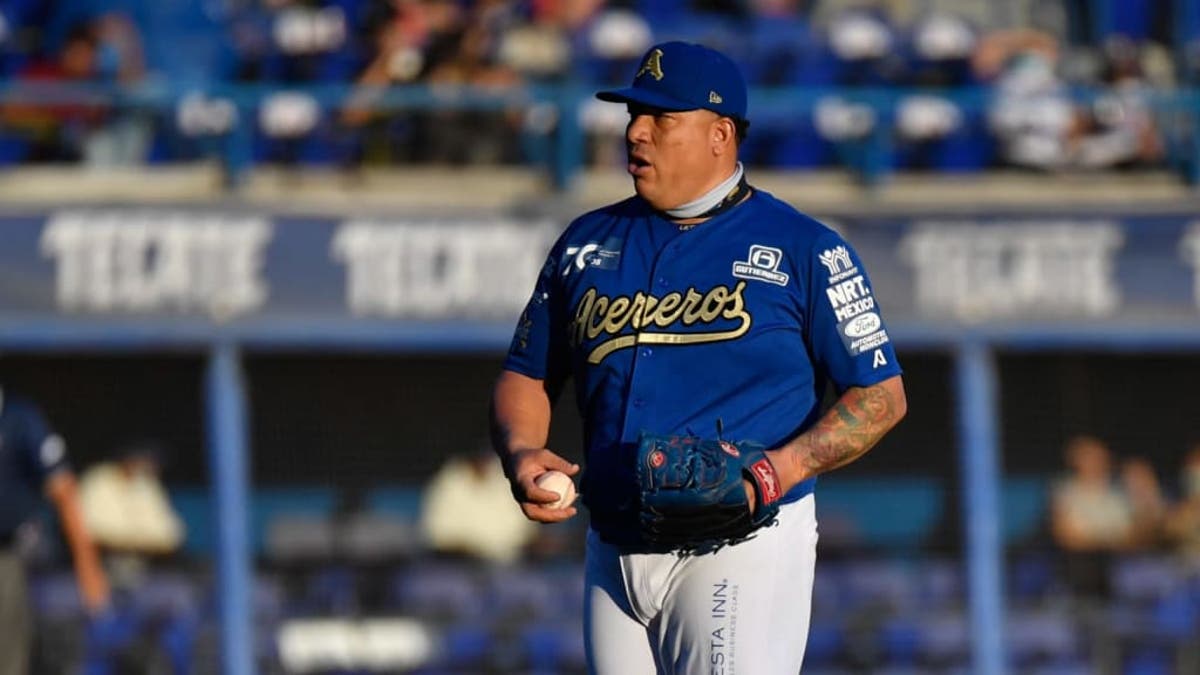 Addison Russell and Bartolo Colon Sign with the Acereros de