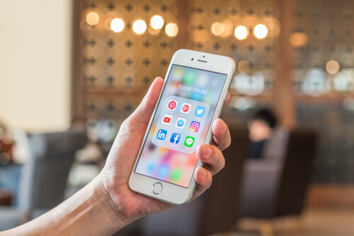Top 40 Cute And Funny Things To Talk About On The Phone