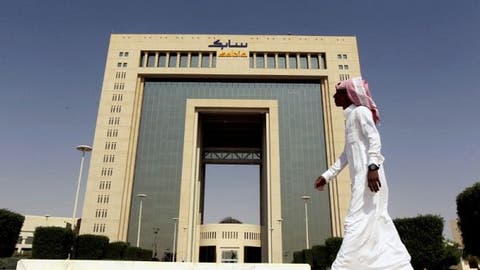 أرامكو السعودية تشتري حصة مسيطرة في سابك مقابل 69 1 مليار دولار