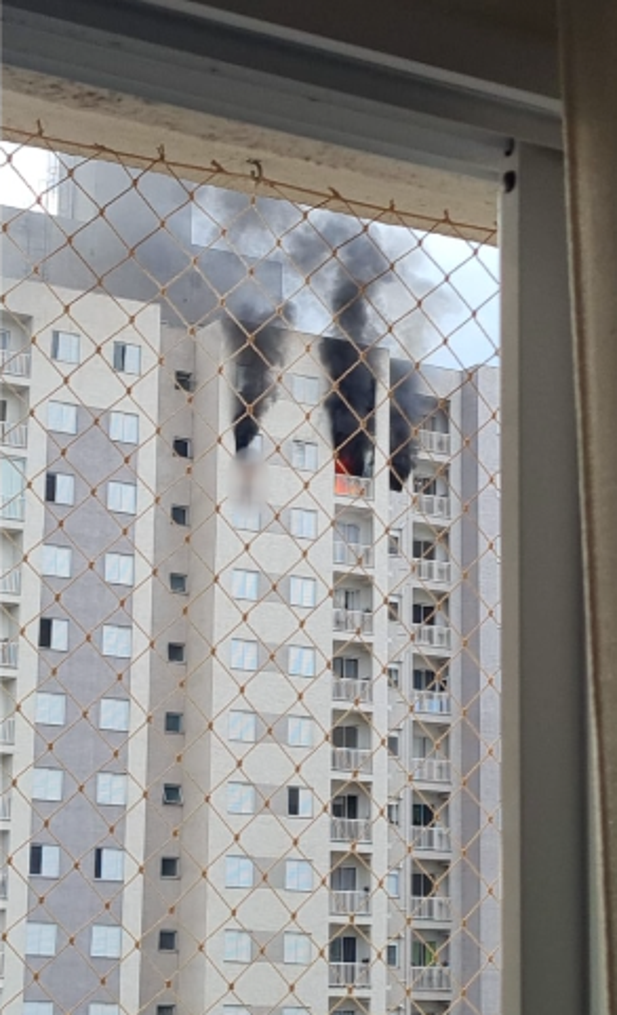 Grávida pula dois andares para se salvar de incêndio em casa