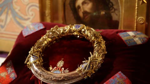 La Corona De Espinas De Jesus Y La Tunica De San Luis Salvadas Del Incendio De Notre Dame