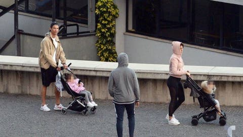 El paseo de Cristiano Ronaldo por la calle durante la cuarentena ...