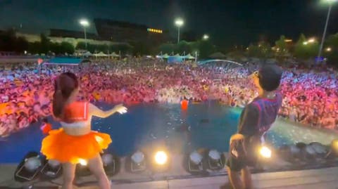 Por qué Wuhan, zona cero del coronavirus, celebra esta masiva fiesta en una piscina?