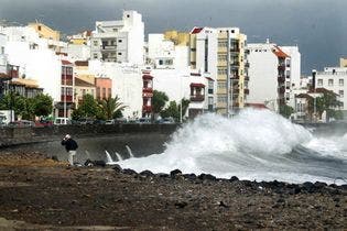 La Tormenta Tropical Delta Causa Un Herido Y Cortes En Carreteras En Gran Canarias