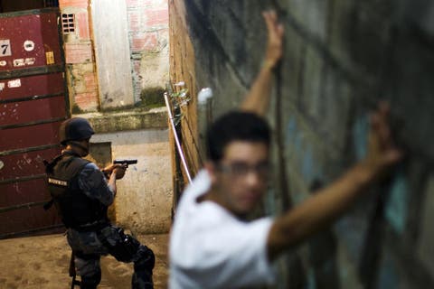 Noticias de Venezuela: En Caracas, si quieres granadas te las ...