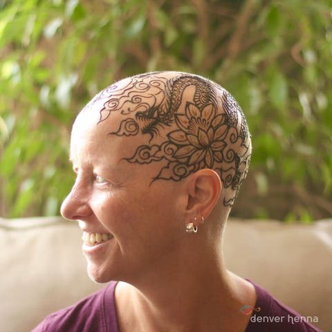 henna crown 3 - Esta artista cria "coroas de hena" para mulheres com câncer